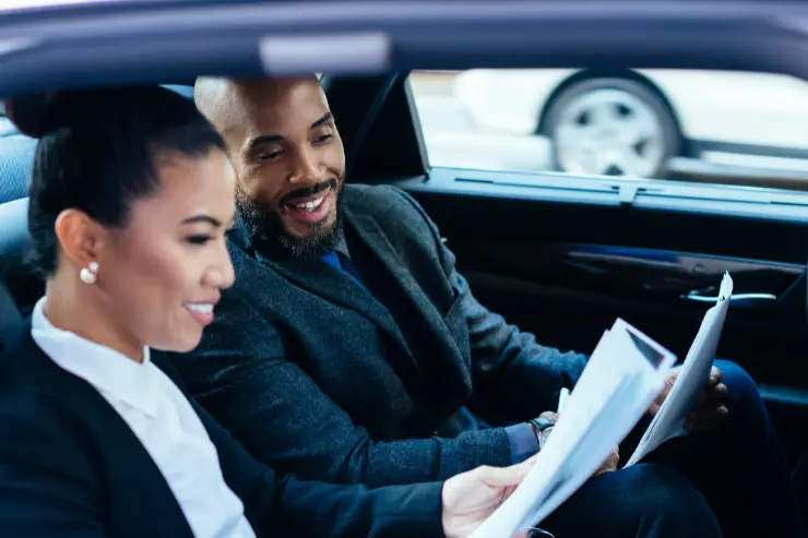 Personas revisan papeles para vender un coche de segunda mano