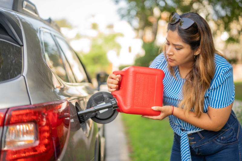 Mujer rellena coche diesel