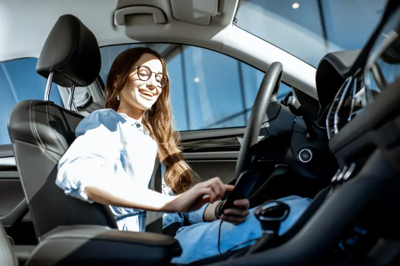 Mujer dentro de un coche SUV crossover kilómetro 0