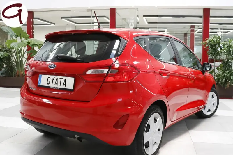 Ford Fiesta utilitario rojo en venta