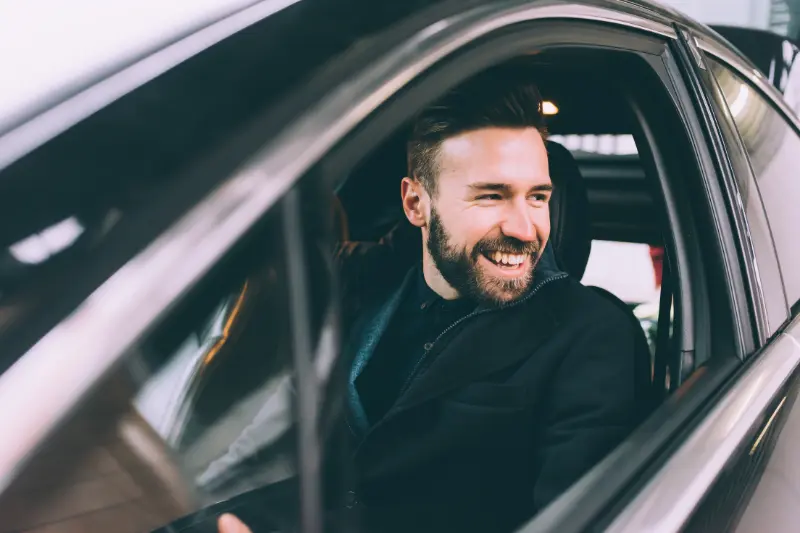 Hombre feliz con su coche de liquidación km0 de Gyata