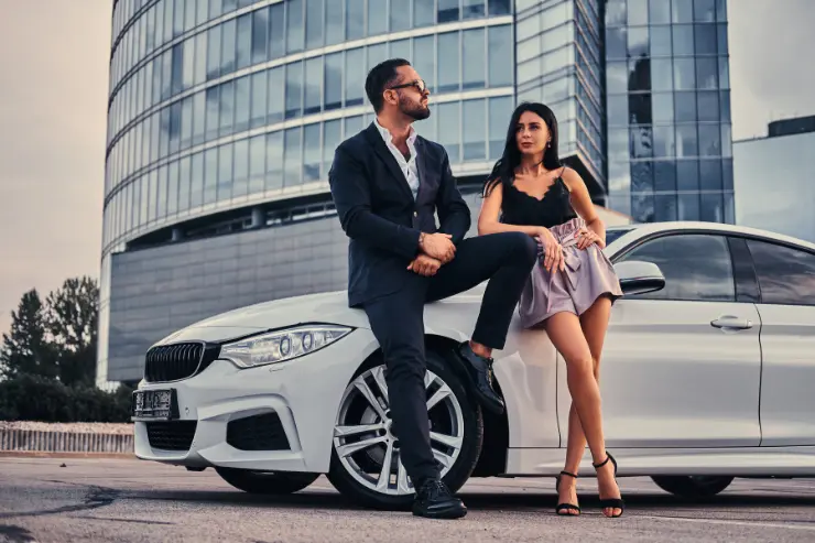 Pareja con su coche de lujo de Gyata